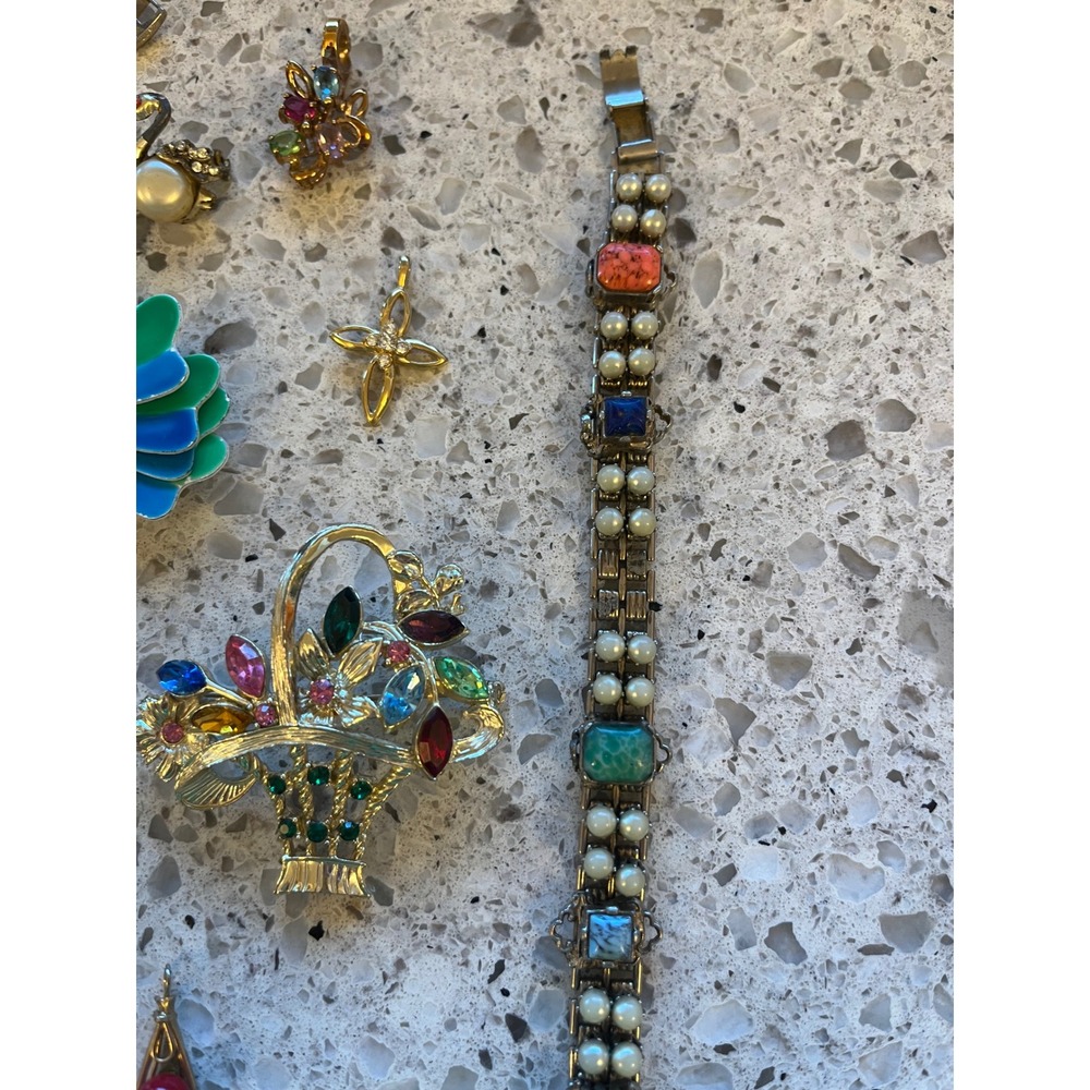 Vintage Costume Jewelry Lot Enamel Flower Brooches Rhinestone Pendants Bracelet - Picture 4 of 12